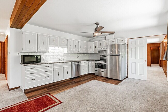 Foto del edificio - 400 Lily Ln