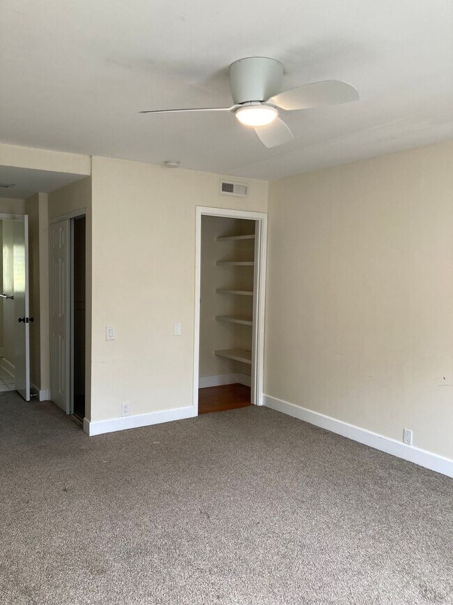 Building Photo - Studio Near Comino Real Shopping Center