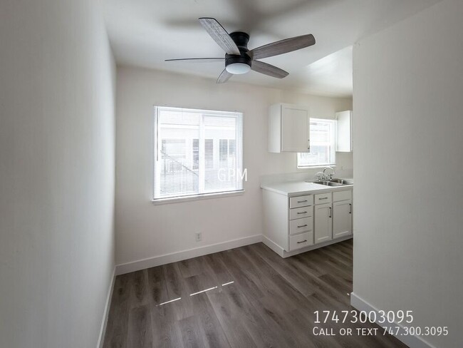 Building Photo - 1614 N Hollywood Way