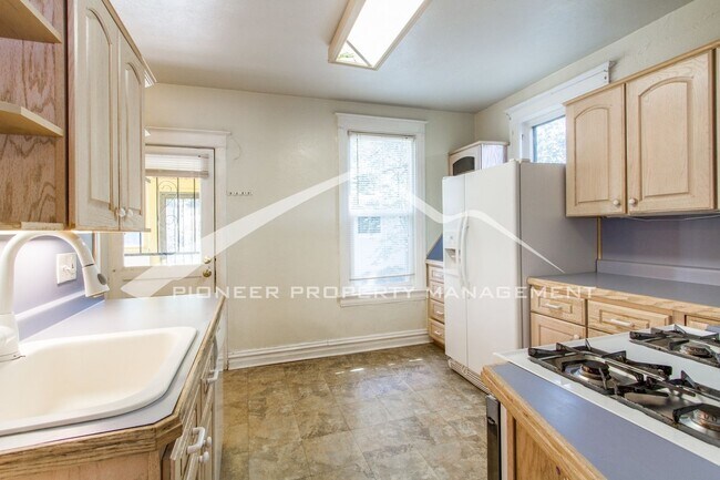 Foto del edificio - Quaint Home with Fenced Back Yard and 1 Ca...