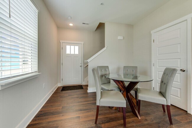 Foto del edificio - 6067 Hillside Ln
