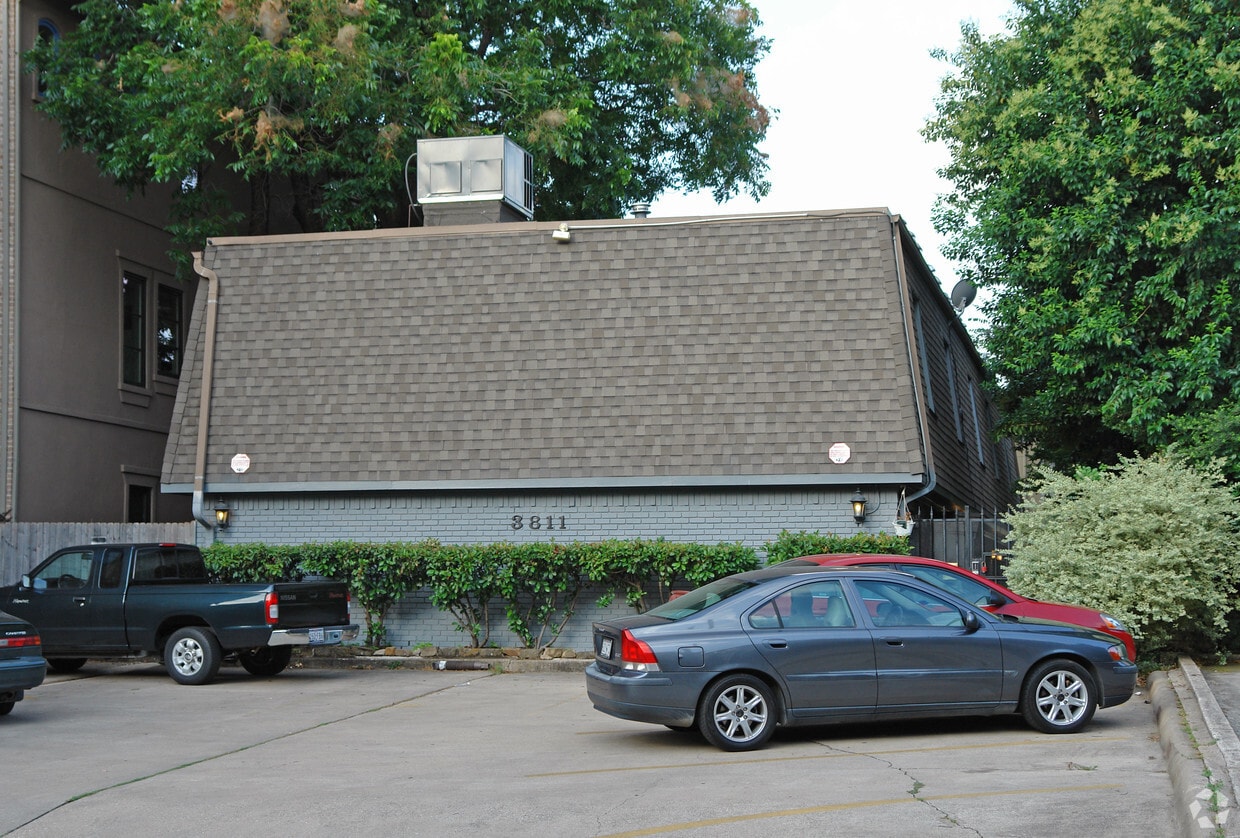 Primary Photo - 3811 Holland Ave