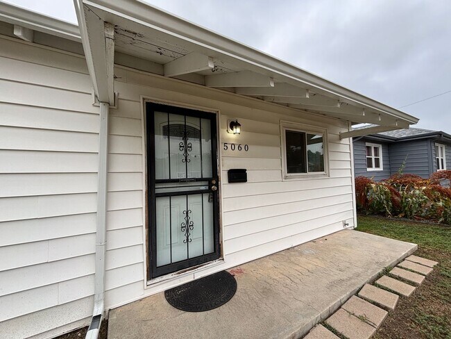 Foto del edificio - Charming home in Denver with 1-car garage.
