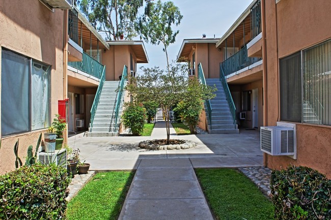 Building Photo - Pine Brook