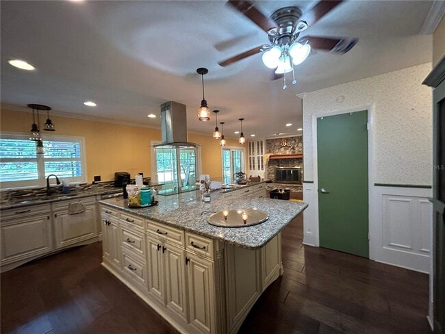 Foto del edificio - 608 SW 80th Blvd