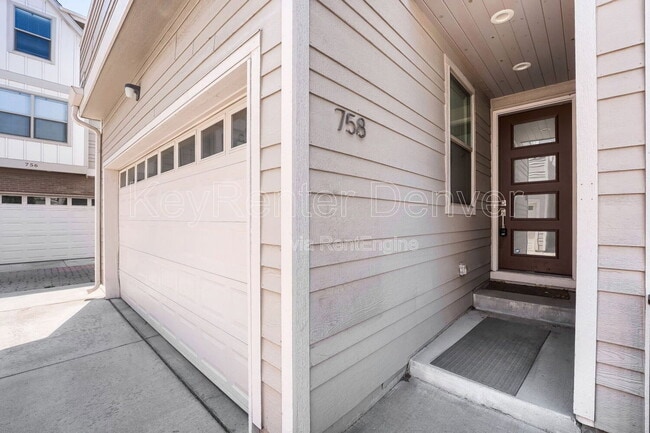 Building Photo - 758 S Leyden St