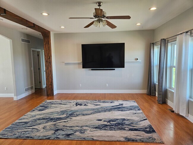 Foto del edificio - 5 Bed 3 Bath Ranch Home with 5 Acres.