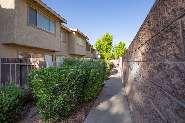 Building Photo - Northwest 3 bedroom, 3 bath unit with a tw...