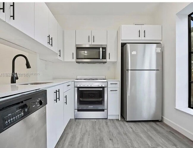 Building Photo - 707 Gardens Dr