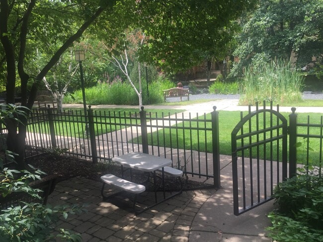 Building Photo - 28 S Throop Pky