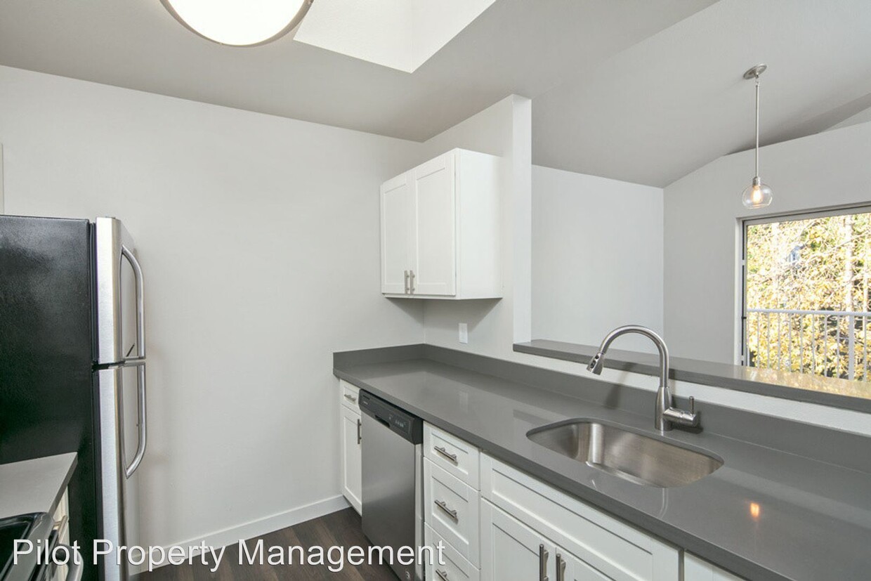 Primary Photo - 9512 Interlake Ave N