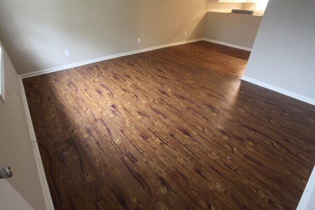 Foto del edificio - Duplex Available On Glenn Circle This August!