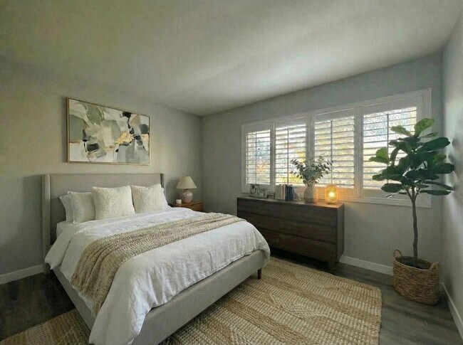 Foto del edificio - 345 N Melrose Dr