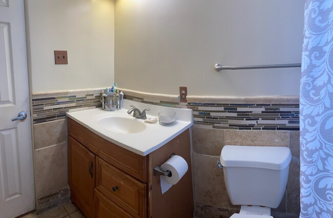 Building Photo - 2119 S Miramonte Stravenue