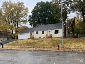 Building Photo - 1325 NE Englewood Rd