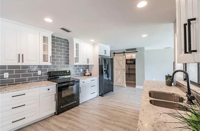 Building Photo - 11717 Rolling Oaks Ln