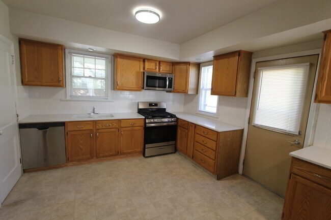 Building Photo - Smart Home Gift with move in!  Stunning wi...