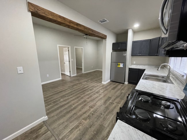 Building Photo - 1359 LA-20