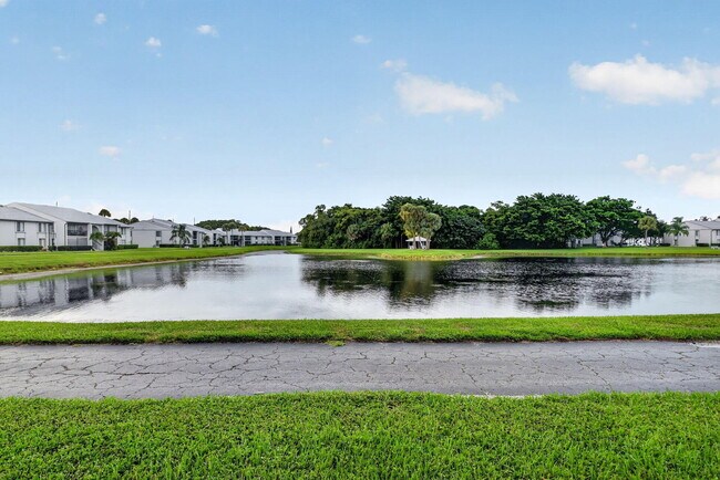 Building Photo - 1002 Green Pine Blvd