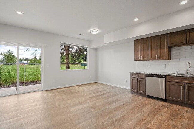 Foto del edificio - "Spacious 3-Bedroom Duplex Retreat on Park...