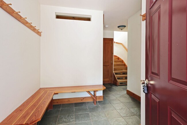 Building Photo - Country Living in Coupeville! Bring your P...