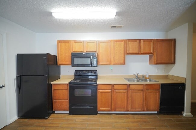 Building Photo - 3 Bed / 3 Bath Condo in Gated Community