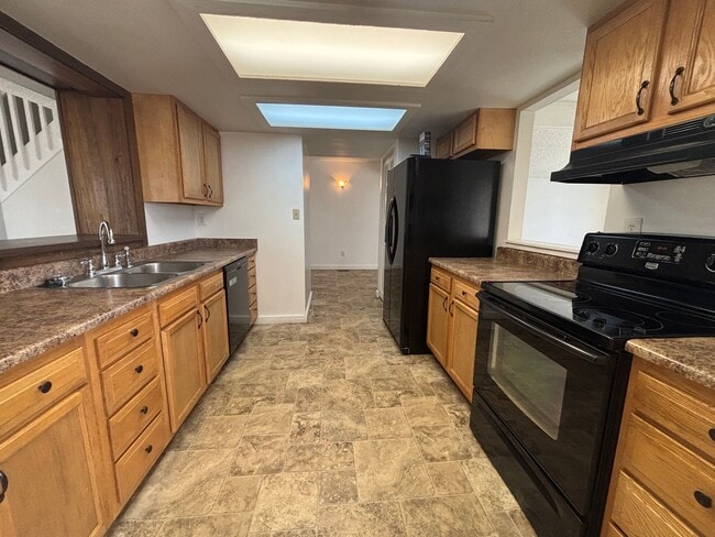 Building Photo - 4 bed/2.5 bath home