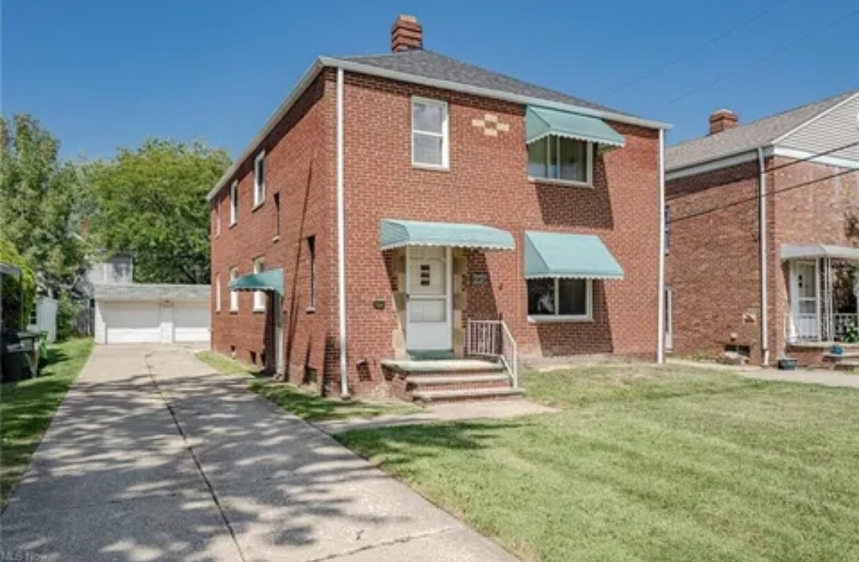 Front - 20431 Lake Shore Blvd