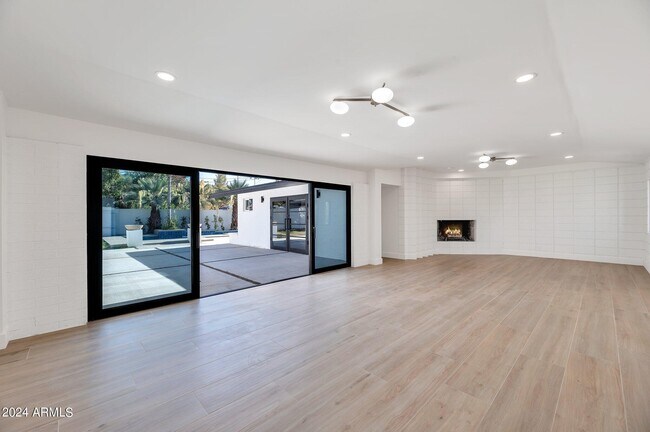 Building Photo - 5302 E Mitchell Dr