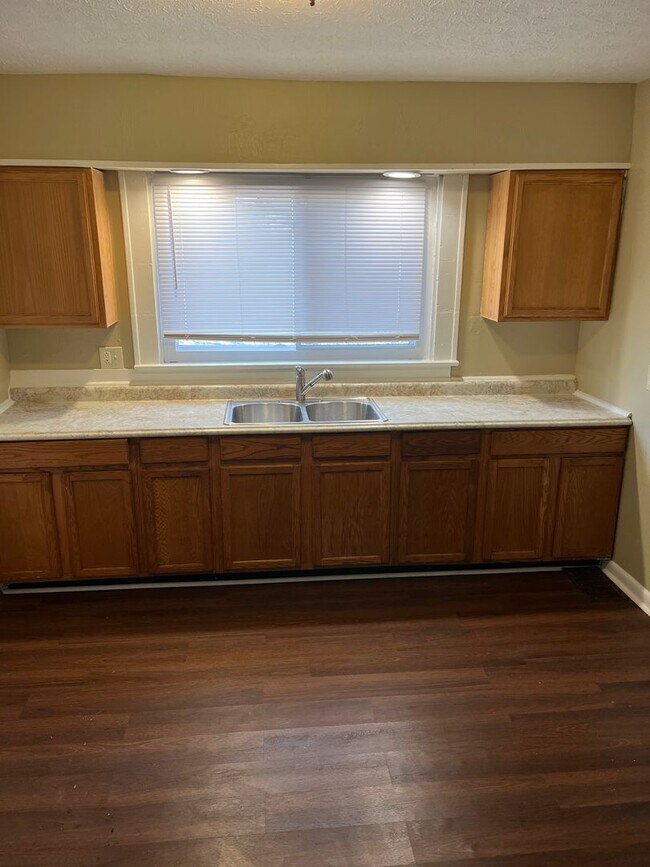 Building Photo - 5 Bedrooms & 2 Bathrooms near Highland Square
