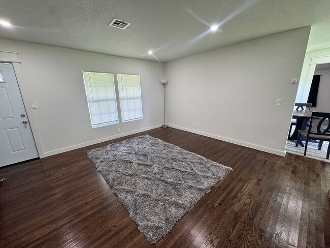 Building Photo - Beautiful 3 bed, 2 bath home with open lay...