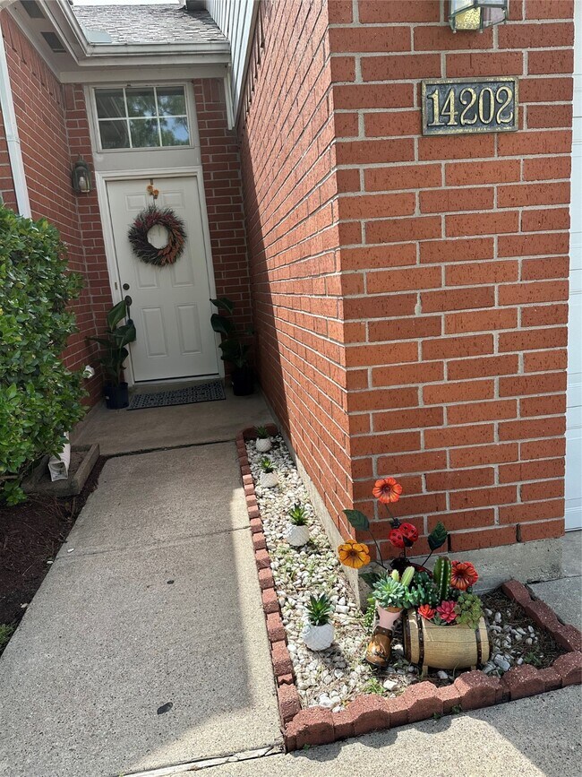 Foto del edificio - 14202 Misty Knoll Ct