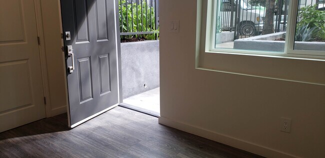 Foto del edificio - 5811 Harold Way