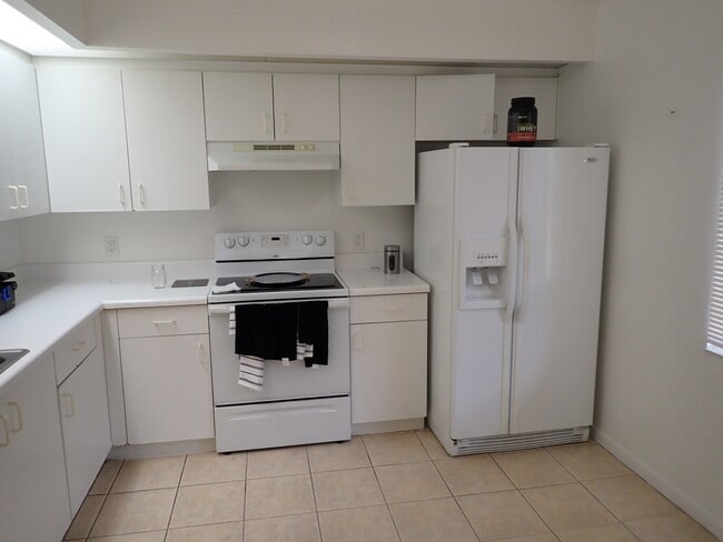 LAVAVAJILLAS Y REFRIGERADOR - 1601 SW 128th Ter