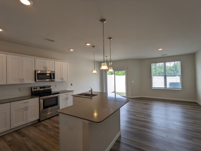 Foto del edificio - 3 BEDROOM TOWNHOME DOWNTOWN CONCORD-GREENW...
