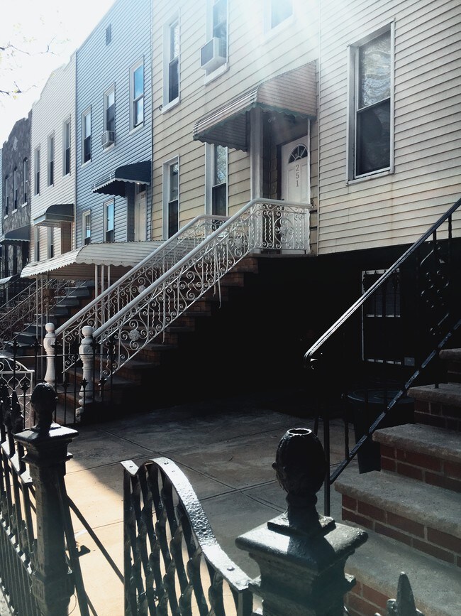 Foto del edificio - 253 Woodbine St