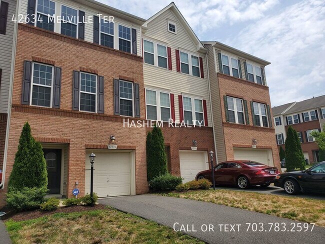 Building Photo - STUNNING 3 LEVEL TOWNHOUSE WITH SS APPLIAN...