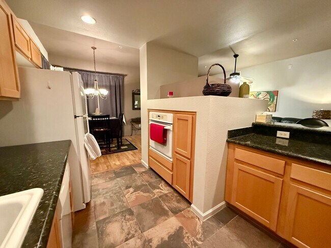 Building Photo - 2/BD 2/BD Fully Furnished Condo with Upgra...