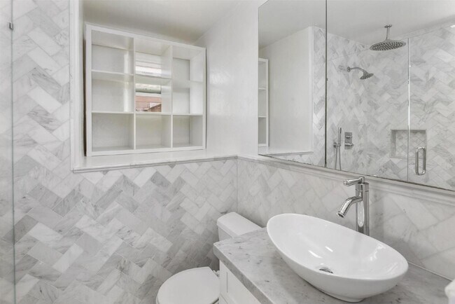 Building Photo - Luxury Living in the Heart of Kensington -...