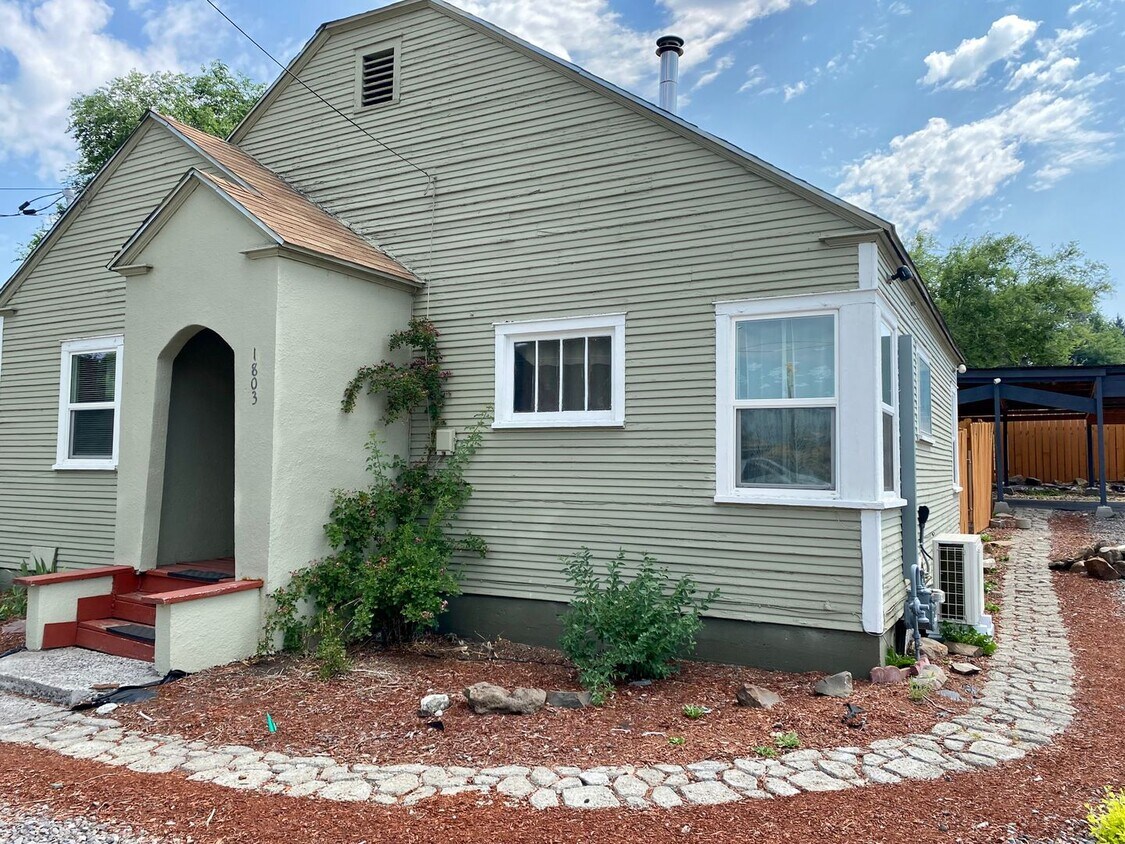 Primary Photo - ***AVAILABLE 7/10*** 2 bed 1 bath equipped...