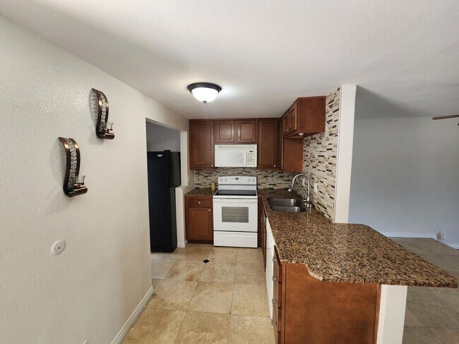 Foto del edificio - Rancho Niguel: 2 Bedroom 2.5 Bath Attached Townhouse,