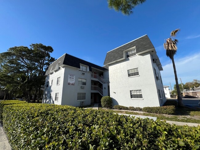 Interior Photo - 111 SW Madison Cir N, St Petersburg, FL 33703