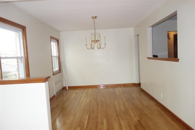 Foto del edificio - 75 Corbin Ave