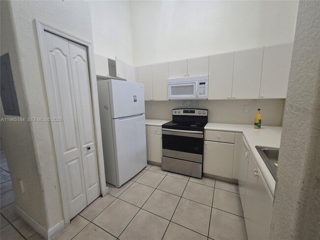 Foto del edificio - 1661 SE 28th St