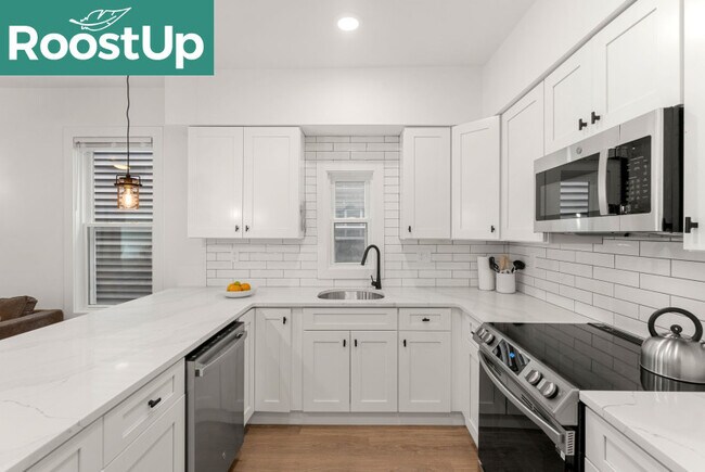 Foto del edificio - Furnished private bedroom with private ensuite bath