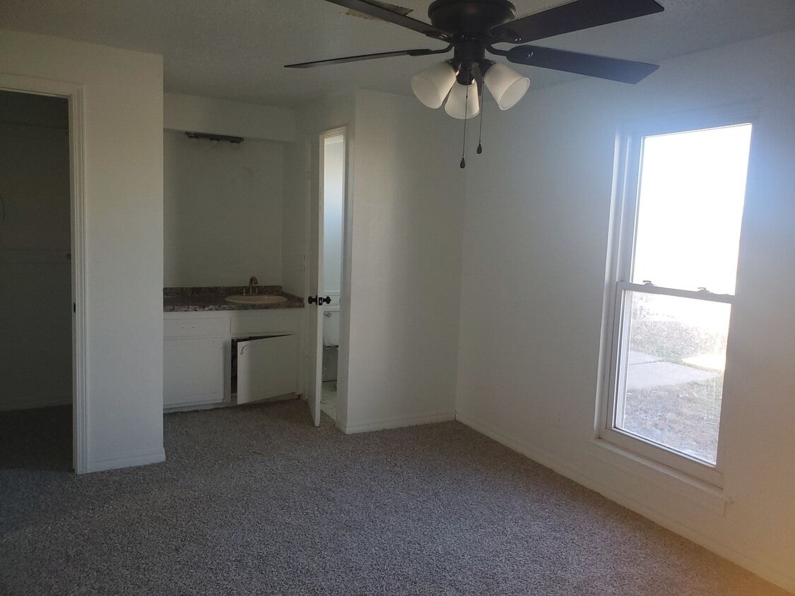 Building Photo - Lease to Purchase Located in Del City!