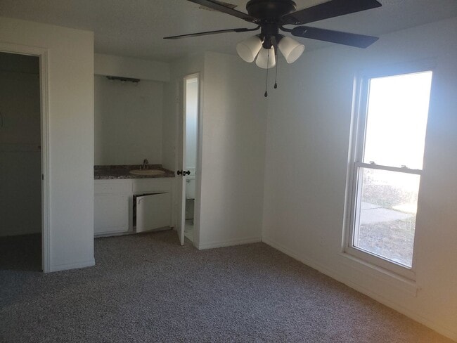 Building Photo - Lease to Purchase Located in Del City!