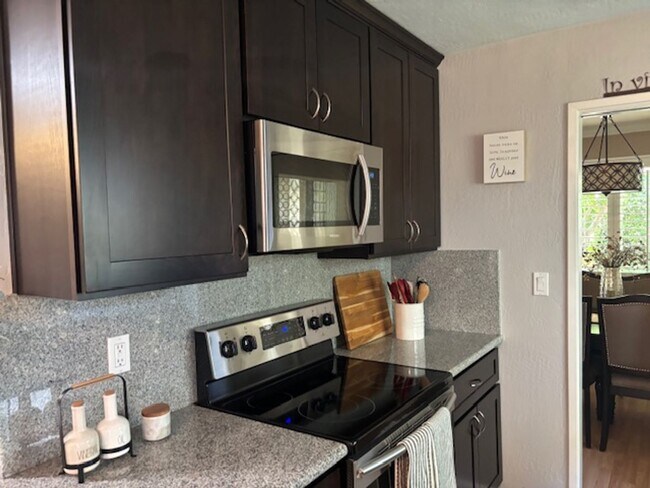 Building Photo - Single Story Home in a Very Desirable Suns...