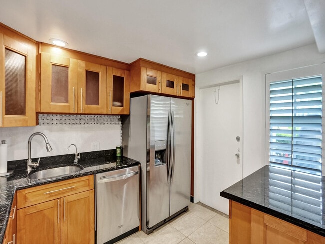 Building Photo - 3150 N Palm Aire Dr