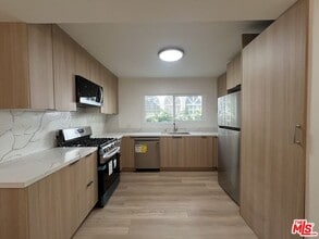 Building Photo - 340 N Palm Dr